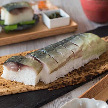 竹の皮の金華鯖の鯖寿司